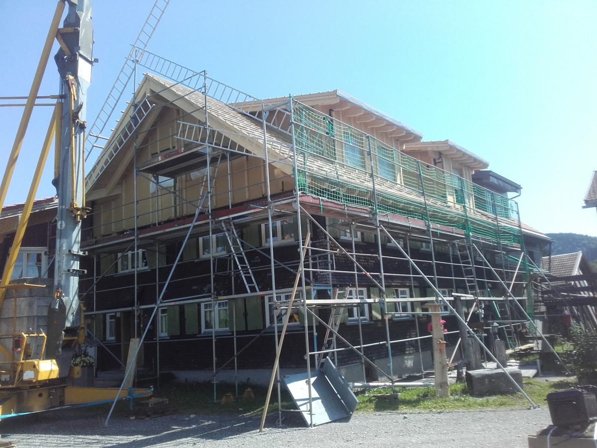 Aufrichten von einem neuen Dachstuhl auf bestehendem Wohngebäude