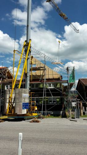 Aufrichten von einem neuen Dachstuhl auf bestehendem Wohngebäude